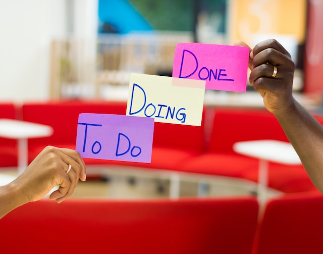 done-doing-to-do-적혀있는-포스트잇-세장