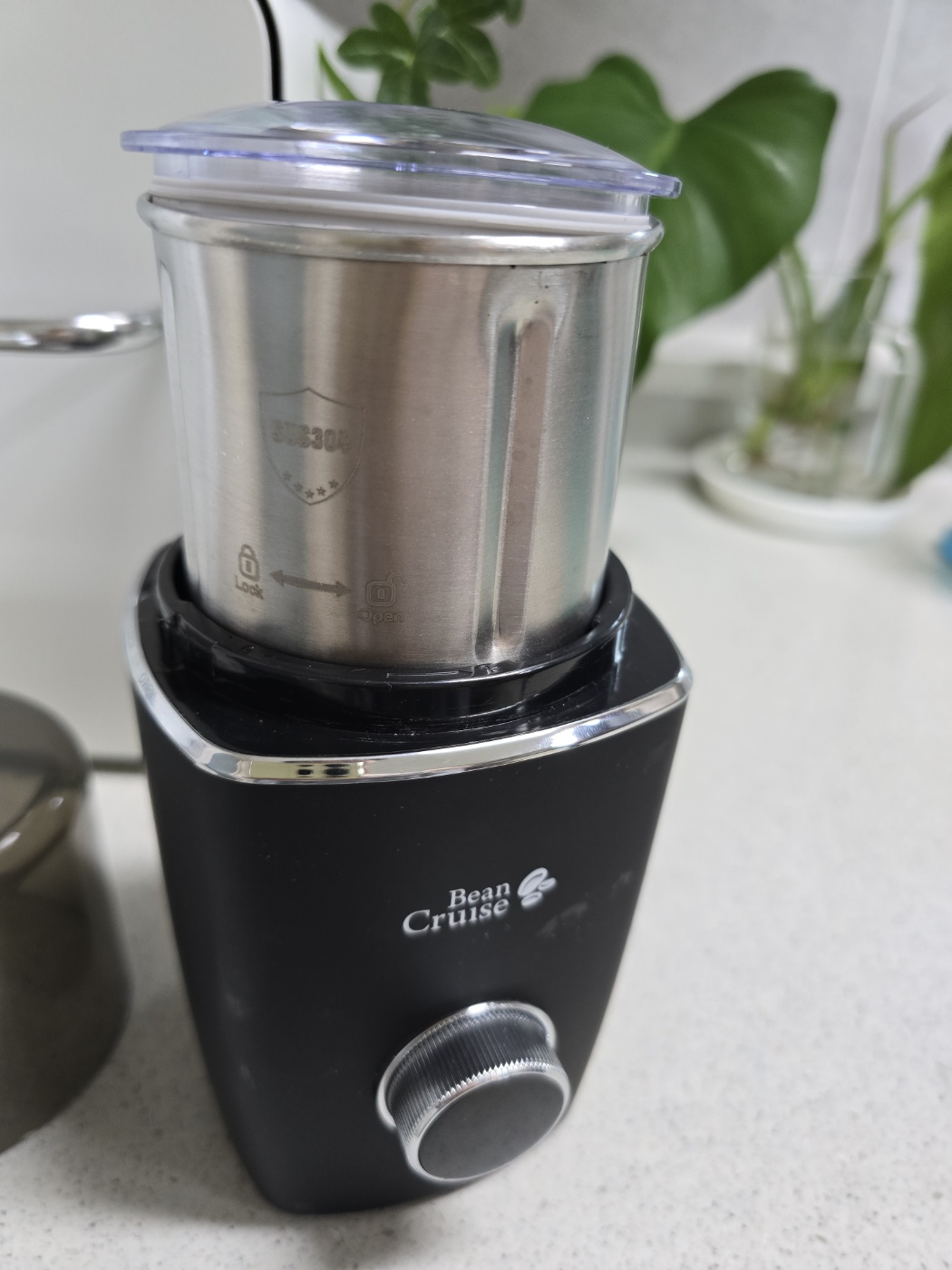 분쇄컵을 잘 맞춰 넣어요