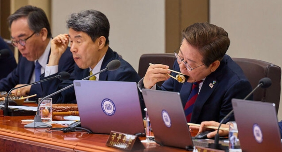 김밥먹으며 국무회의하는 대통령과 국무위원들 사진