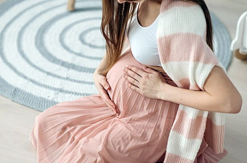 임신한-배에-손을-올려둔-모습