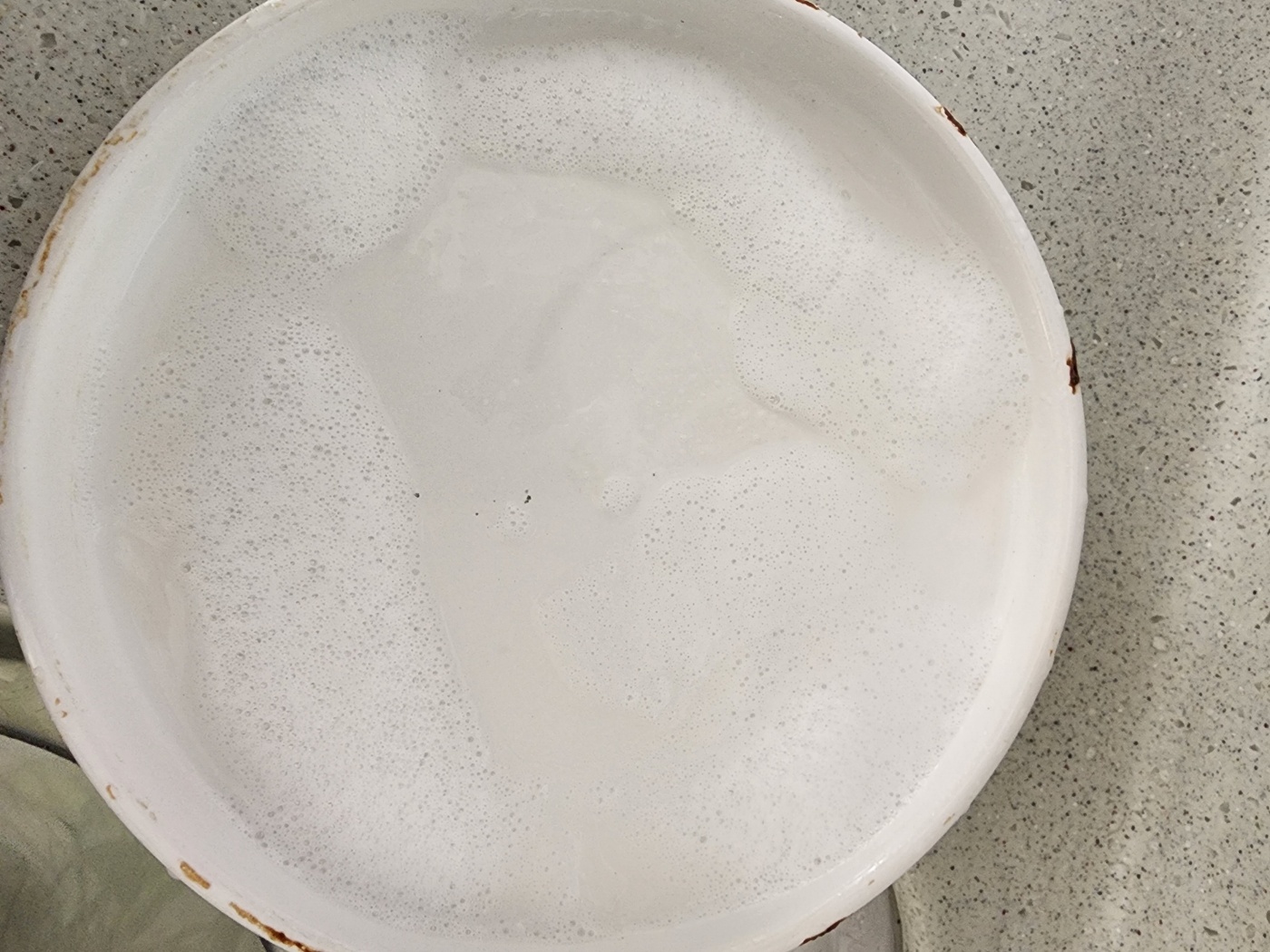 화분받침대의 태두리위주로 뿌려준다