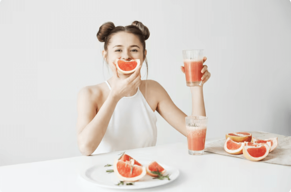 자몽 과일을 여러 가지 종류로 먹고 있는 여성