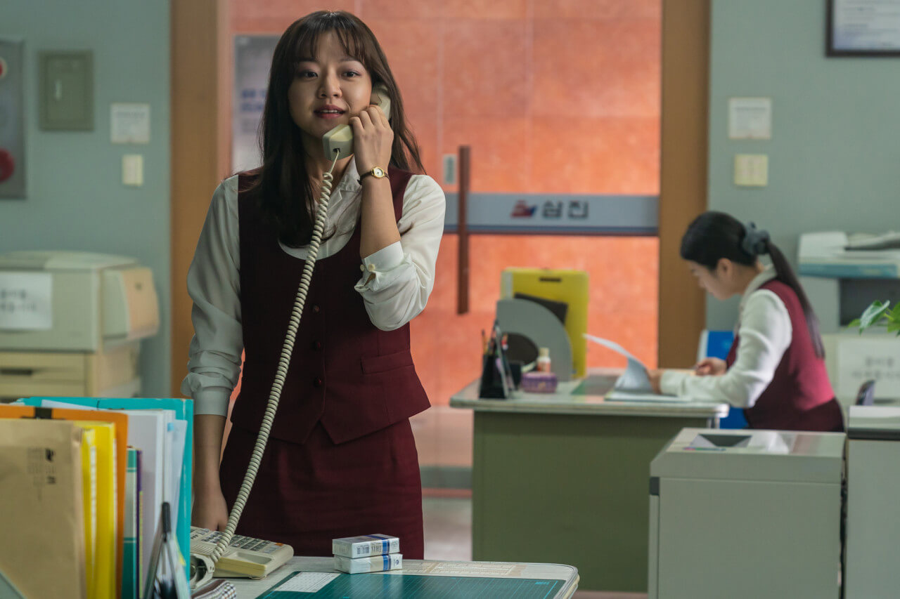 유니폼입은 자영이 회사 전화를 받고 있는 모습