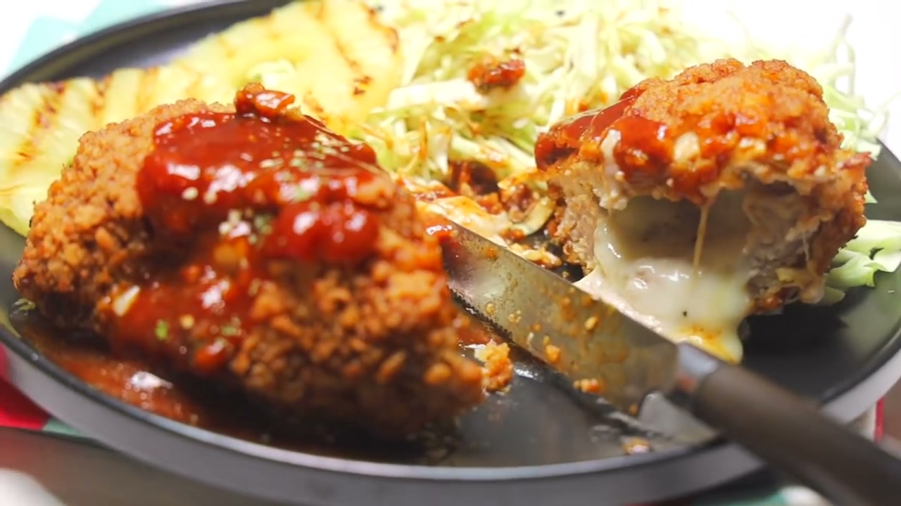 모짜렐라 치즈가 늘어나는 완성된 치즈돈까스