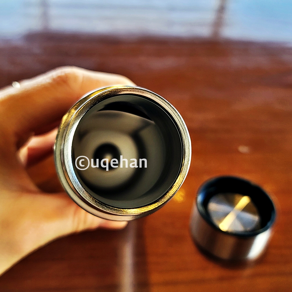 다이소 슬림 미니 텀블러를 뚜껑을 열어 손응로 잡고 있다. 내부가 스테인레스 재질이다.