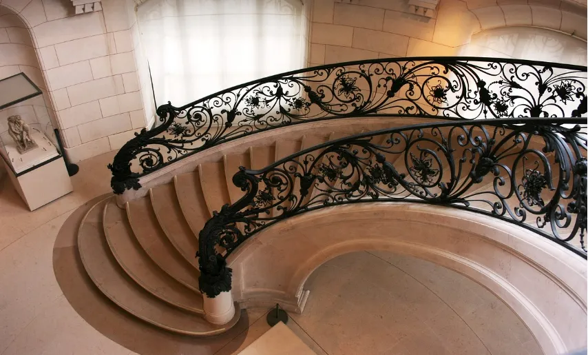 아르누보 디자인의 계단과 난간대