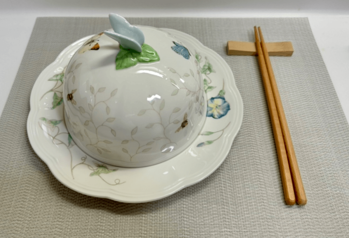 꽃과 나비 무늬 도자기 커버가 씌워진 접시와 젓가락