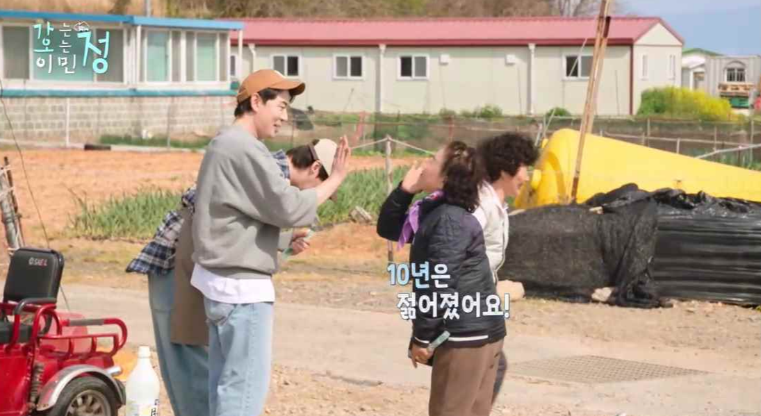 효자도 마을 주민이 붐에게 10년은 젊어졌어요라며 웃으며 이이야기하는 스틸컷