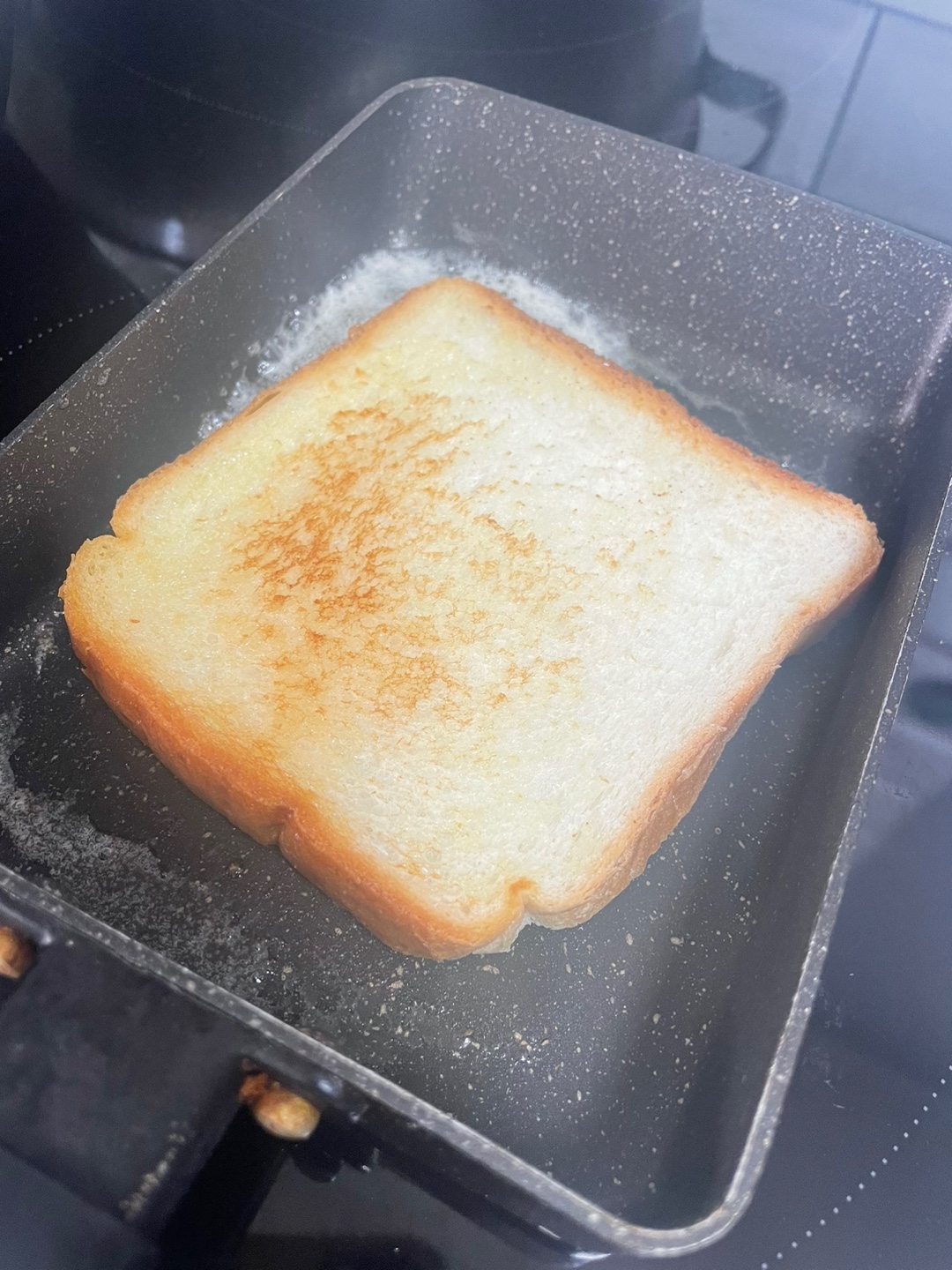 버터 두룬 팬에 식빵 올려두기