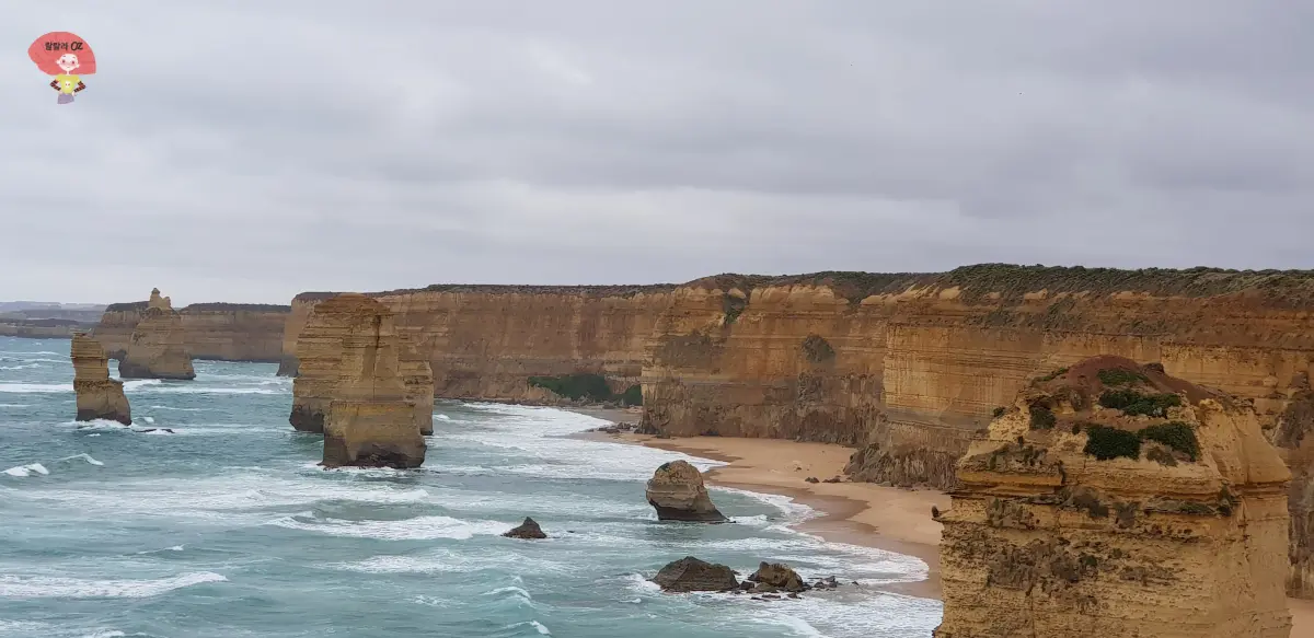 호주-멜버른-그레이트-오션-로드-12사도-중-일부-파도-부서짐-속-절벽-앞에-우뚝-솟은-석회암-기둥-전경-감상