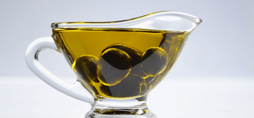 그릇안에 올리브 열매와 오일이 담겨 있다