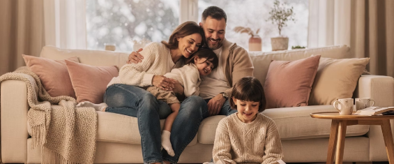 겨울철 따뜻함을 함께 즐기는 편안한 집의 행복한 가족