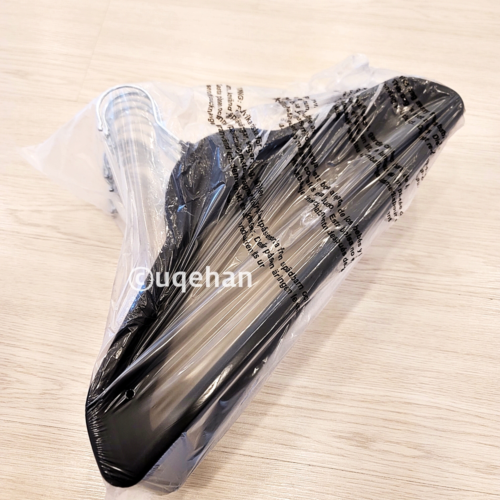 코스트코 넌슬립 옷걸이가 비닐봉지안에 포장되어 있다.