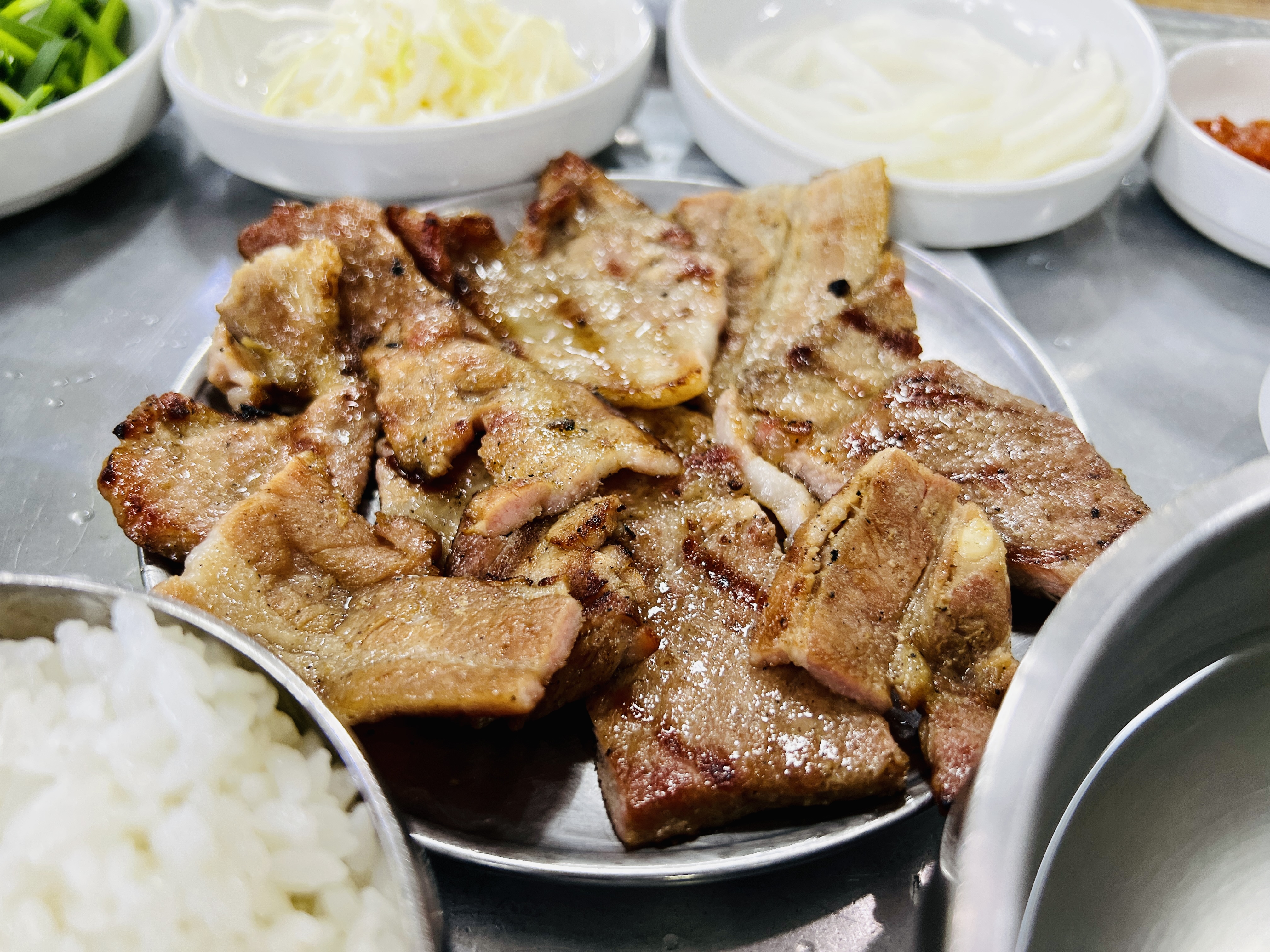 돼지불백이 그릇에 담겨있는 사진