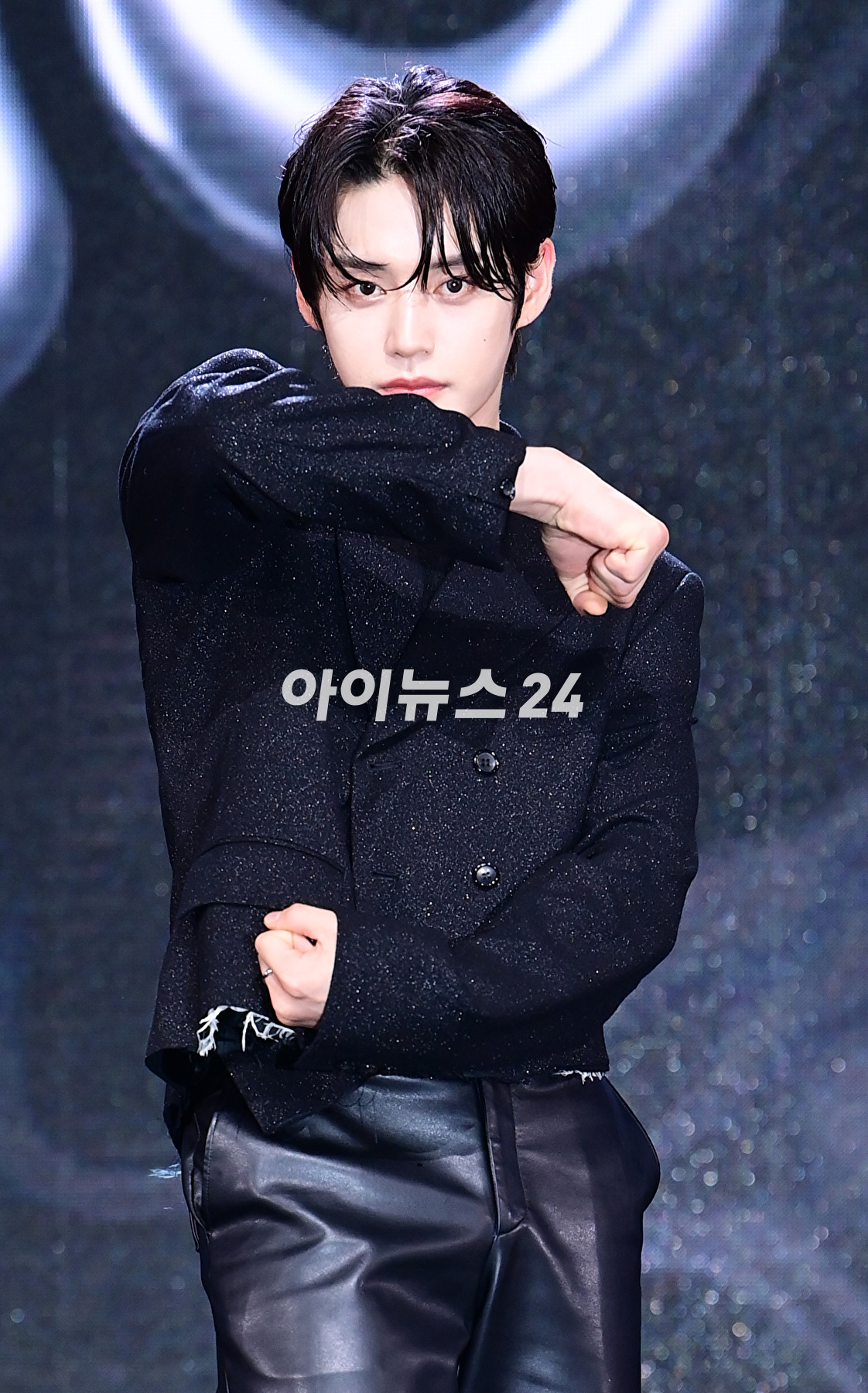 그룹 제로베이스원 김지웅이 5일 오후 서울 광진구 예스24라이브홀에서 열린 제로베이스원(ZEROBASEONE) 두 번째 미니앨범 '멜팅 포인트'(Melting Point) 발매 기념 쇼케이스에서 포토타임을 갖고 있다. [사진=정소희 기자]