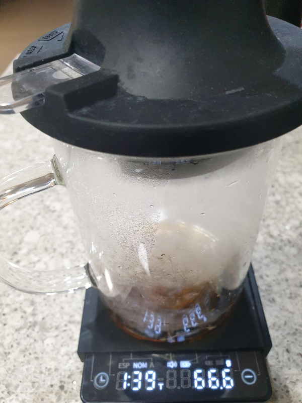 스위치를 열어(아래로 눌러) 추출된 커피를 내리는 모습