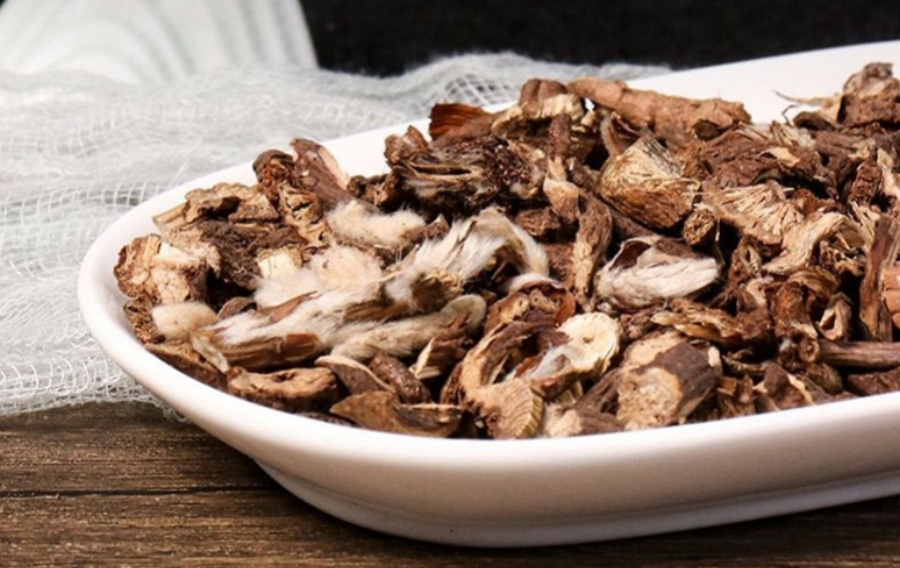 야생에서 채취를 한 할미꽃의 뿌리인 백두옹을 깨끗하게 세척한 후에 편으로 잘라 놓은 것을 희고 네모난 그릇에 가득 담아서 바닥에 놓아두고 찍은 사진