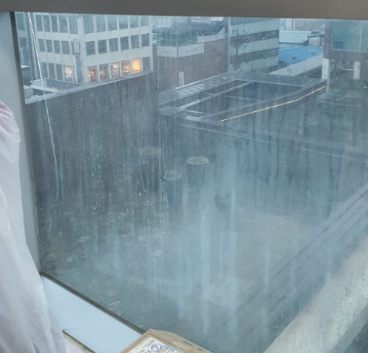 백화현상이 발생한 유리 이미지