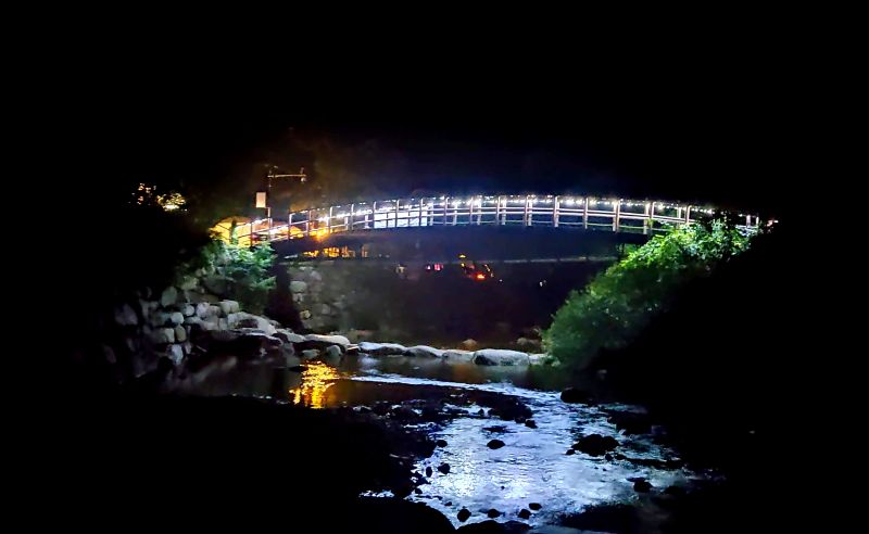 계곡 다리에 불이켜지며 어여쁜 야경