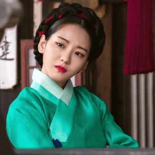 불만에 찬 표정 정순덕