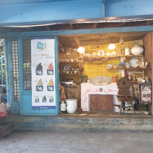 성북동 카페 조셉의 커피 나무_1층 야외 소품 진열 공간_각종 접시들