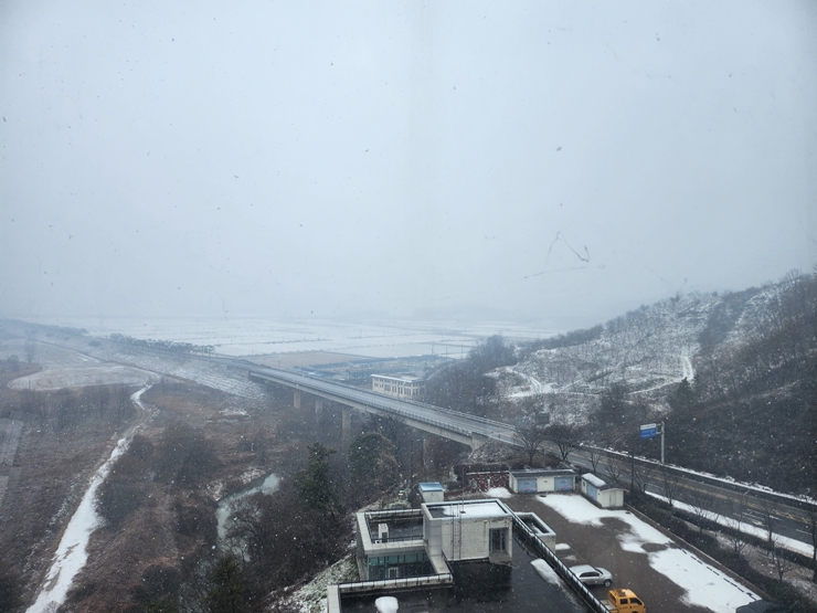 전망대에서 내려다본 모습(백제보 반대쪽)