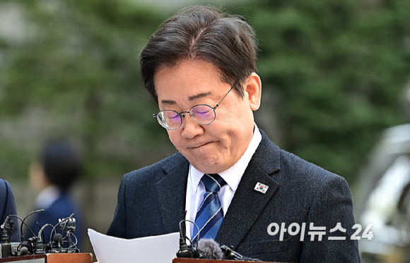 이재명 더불어민주당 대표가 9일 오전 서울 서초구 서울중앙지법에서 열린 '대장동 배임&middot;성남FC 뇌물' 관련 공판에 출석하고 있다. [사진=곽영래 기자]