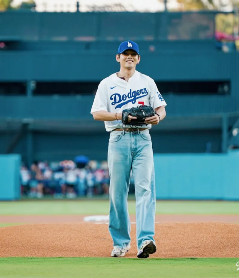 손흥민 시구, 뷔 시구, MLB 시구, 메이저리그 시구, 손흥민 MLB, 뷔 MLB, 다저스타디움 시구, 양키스타디움 시구, MLB 시구 비교, 시구 레전드, MLB 역대 시구, 조지 부시 시구, 버락 오바마 시구, 50센트 시구, 시모네 바일스 시구, 유현진 배지현 시구, K스타 시구, 한류 스타 시구, MLB 팬 서비스, 뷔 손흥민 브로맨스, 뷔 팬 서비스, 손흥민 글로벌 인기, K팝 메이저리그 진출, 메이저리그 한류, MLB 문화 마케팅, 스포츠 퍼포먼스, 한국 연예인 시구, 손흥민 뷔 직캠, 시구 레전드 영상