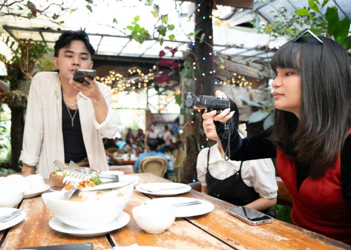 남자 여자 음식 촬영 브이로그