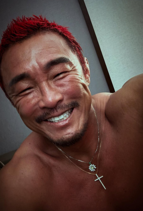 상의 탈의한 50세 추성훈, 성난 근육과 '해맑은 미소'의 공존&hellip;목걸이 자랑하다 '심쿵' 유발