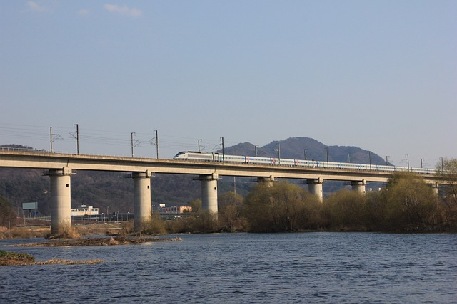 img src="train_ktx_korea_tour_travel.jpg"alt="기차 전국여행 추천"