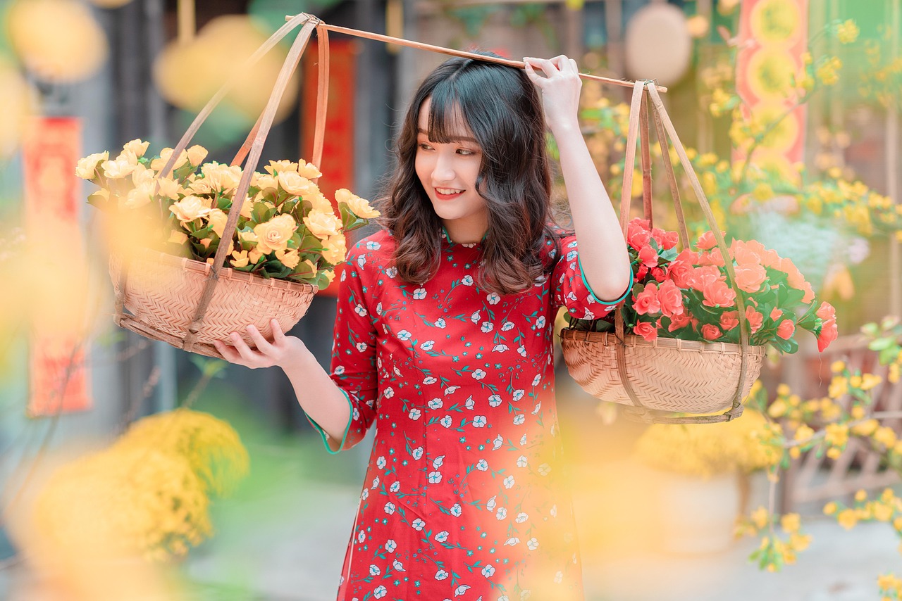 꽃과 함께 일하는 여성