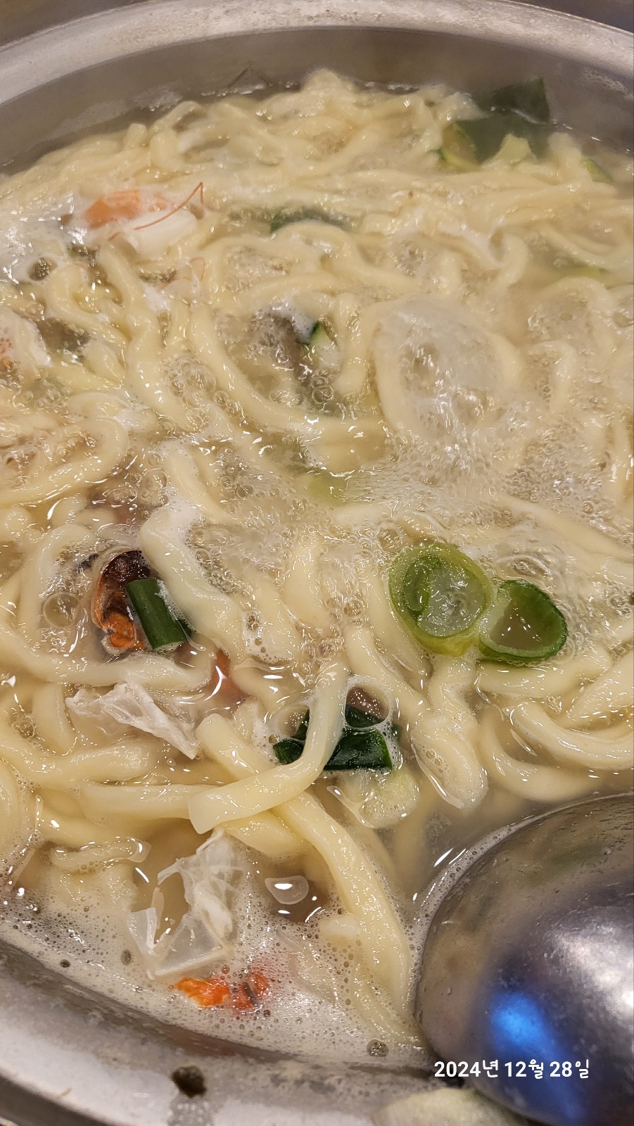 끓고있는 칼국수-해물육수- 야채고명