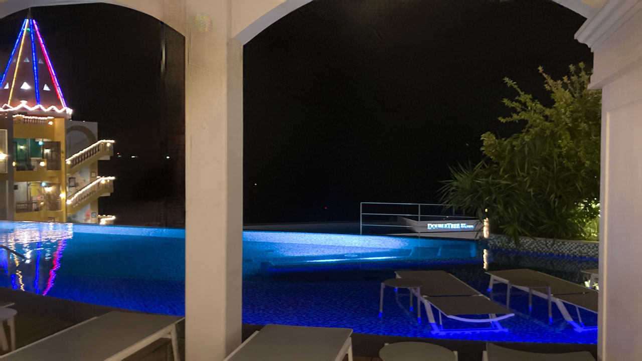 레쿠 오키나와 차탄 스파 리조트 수영장 모습이다.