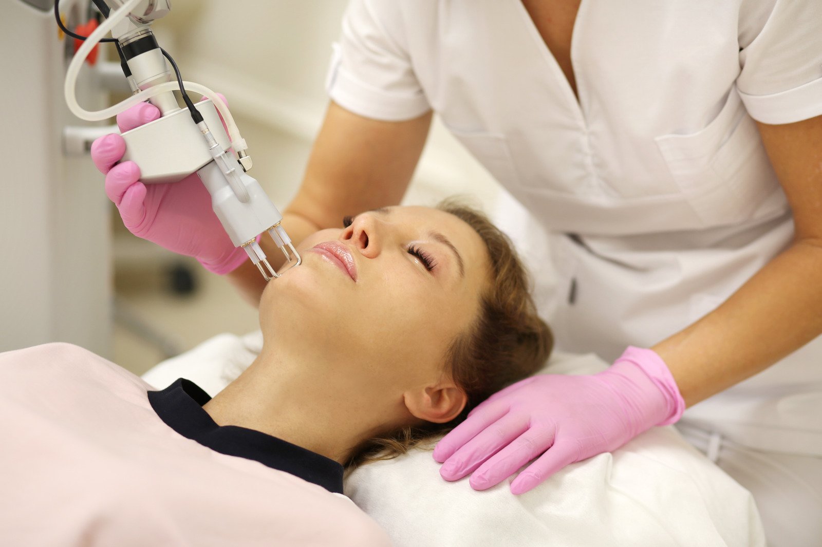 알렉스 토닝: 피부 색소 개선과 투명한 피부를 위한 레이저 시술