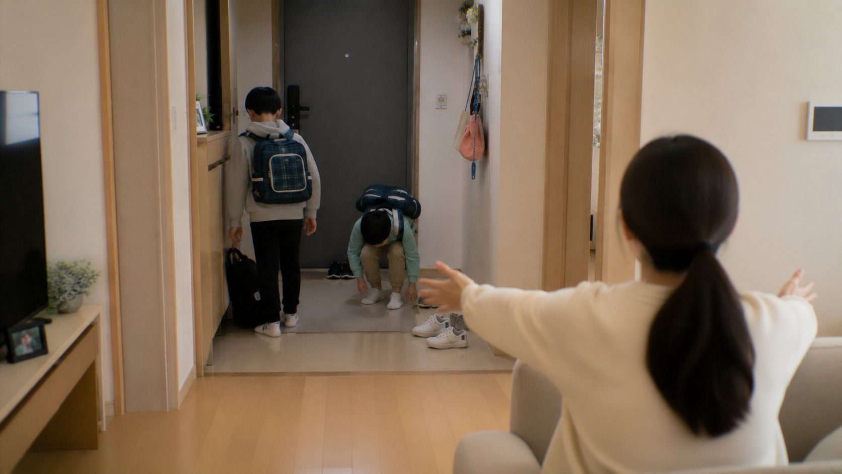 학교에서 돌아온 초등학생 형제