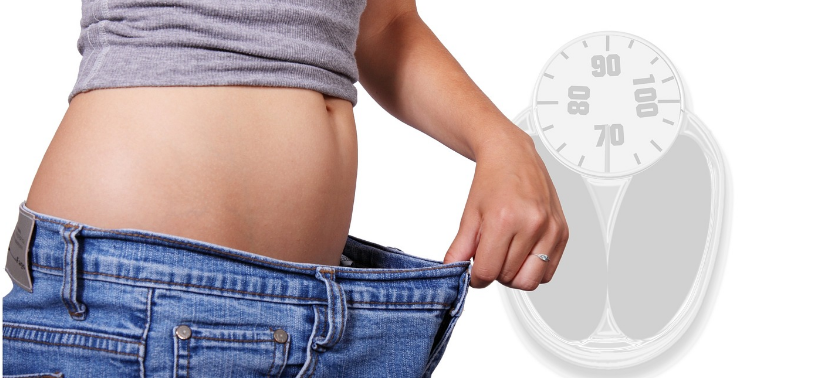 살이 빠져 커진 바지를 잡고 있는 여성 사진