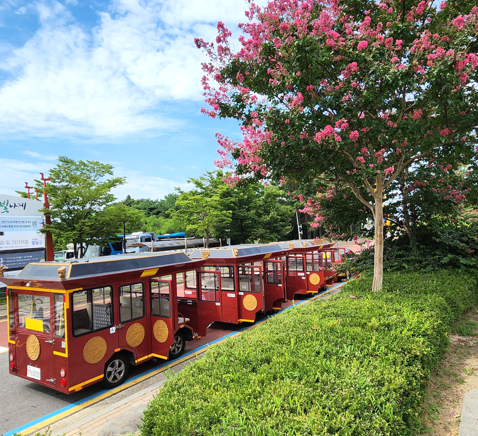 수원 화성을 편리하게 둘러볼 수 있는 화성어차! 운행시간, 요금, 예약방법, 노선까지 꼼꼼히 소개했어요. 플라잉 수원과 함께 즐기면 아이와 가족여행 코스로 딱이에요.