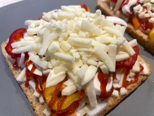 맨 위에 피자 치즈 토핑하기