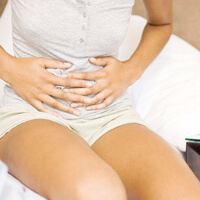 배가-아픈-여성-사진