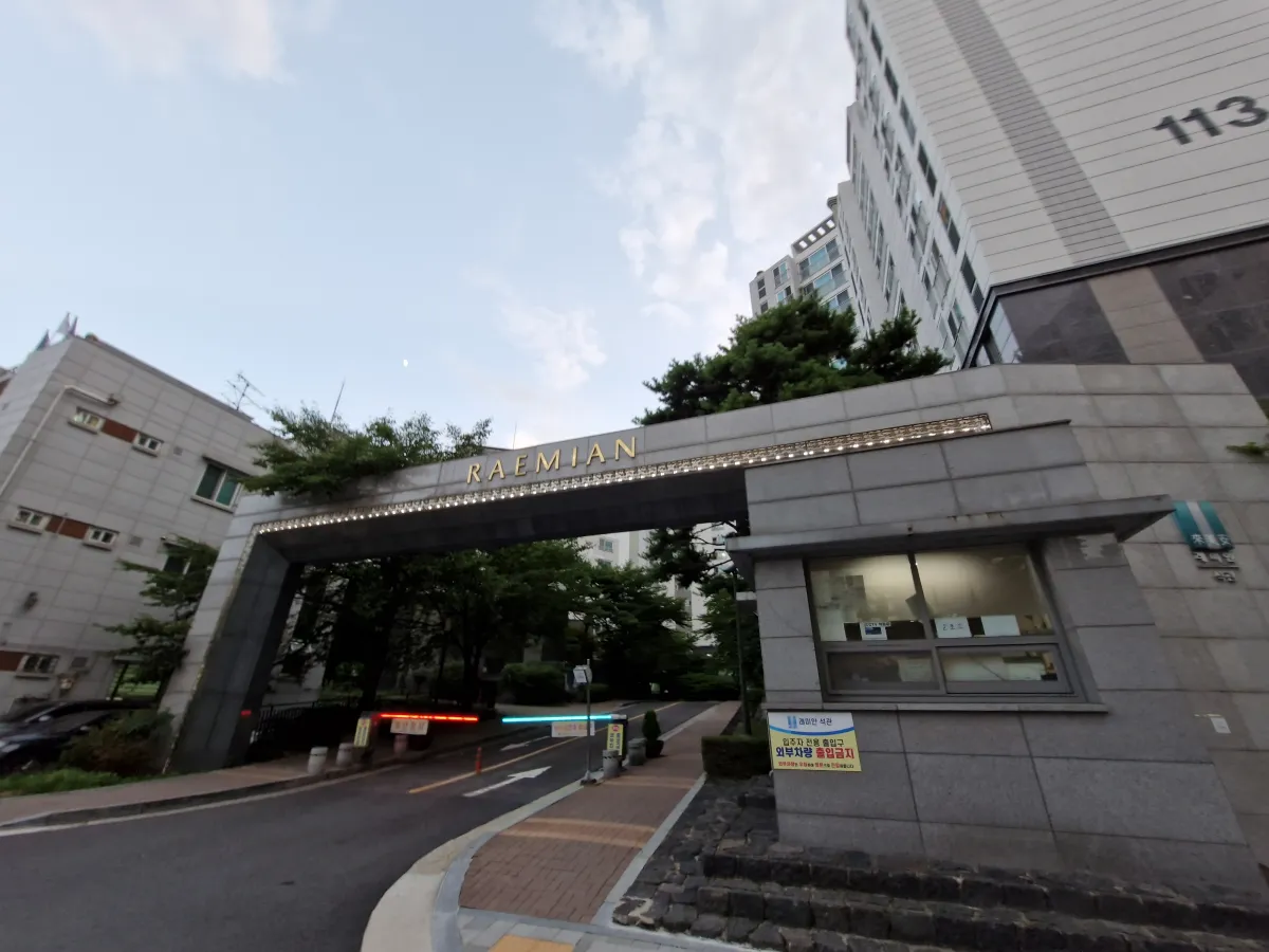 래미안석관-아파트-대리석으로-된-정문