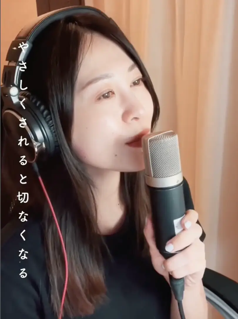 한일-검은 긴생머리 검은색 헤드셋과 검은 마이크를 들고 노래하는 나츠코