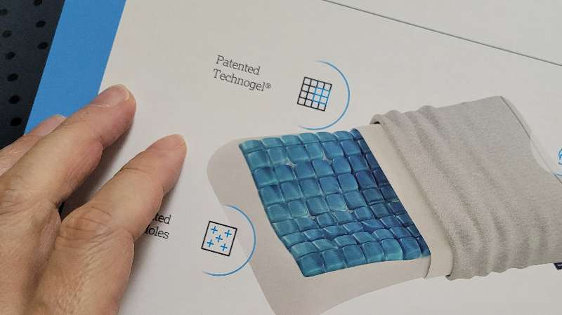 테크노젤 베게(3) - 테크노젤 베게의 특징은 메모리폼에 저렇게 파란색상의 테크노젤이 붙어있는 것이 특징입니다.