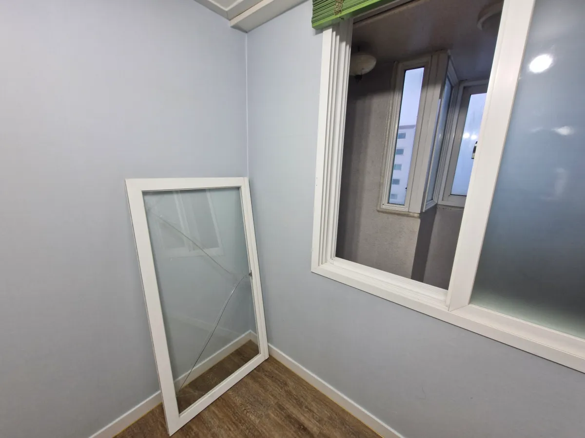 깨진-유리창문이-빠져-바닥에-세워져-있다