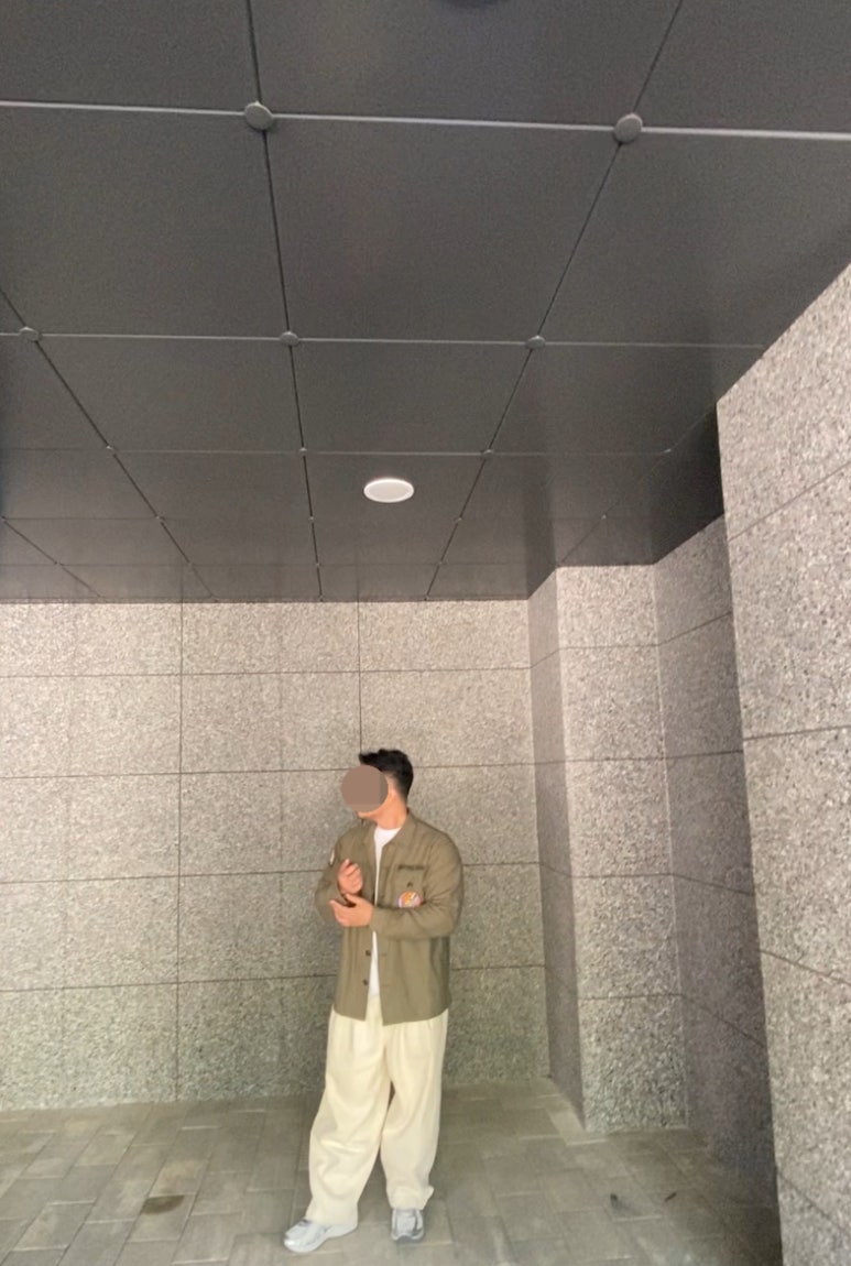 데일리룩(2024. 5. 19.)OG-107 셔츠 자켓 워크웨어자켓, 폴로 기본 반팔 티셔츠, 무신사스탠다드 무신사 데님 와이드 벌룬 팬츠 크림, 아식스 조그 100 실버