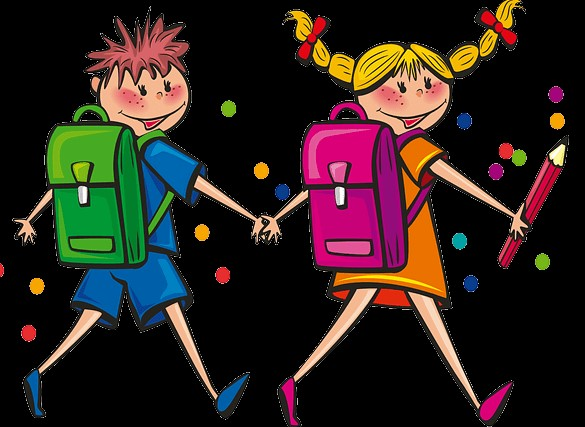 남자 아이와 노랑머리 여자 아이가 손을 잡고 책가방을 맨 채 뒤돌아서 방긋 웃고 있다.