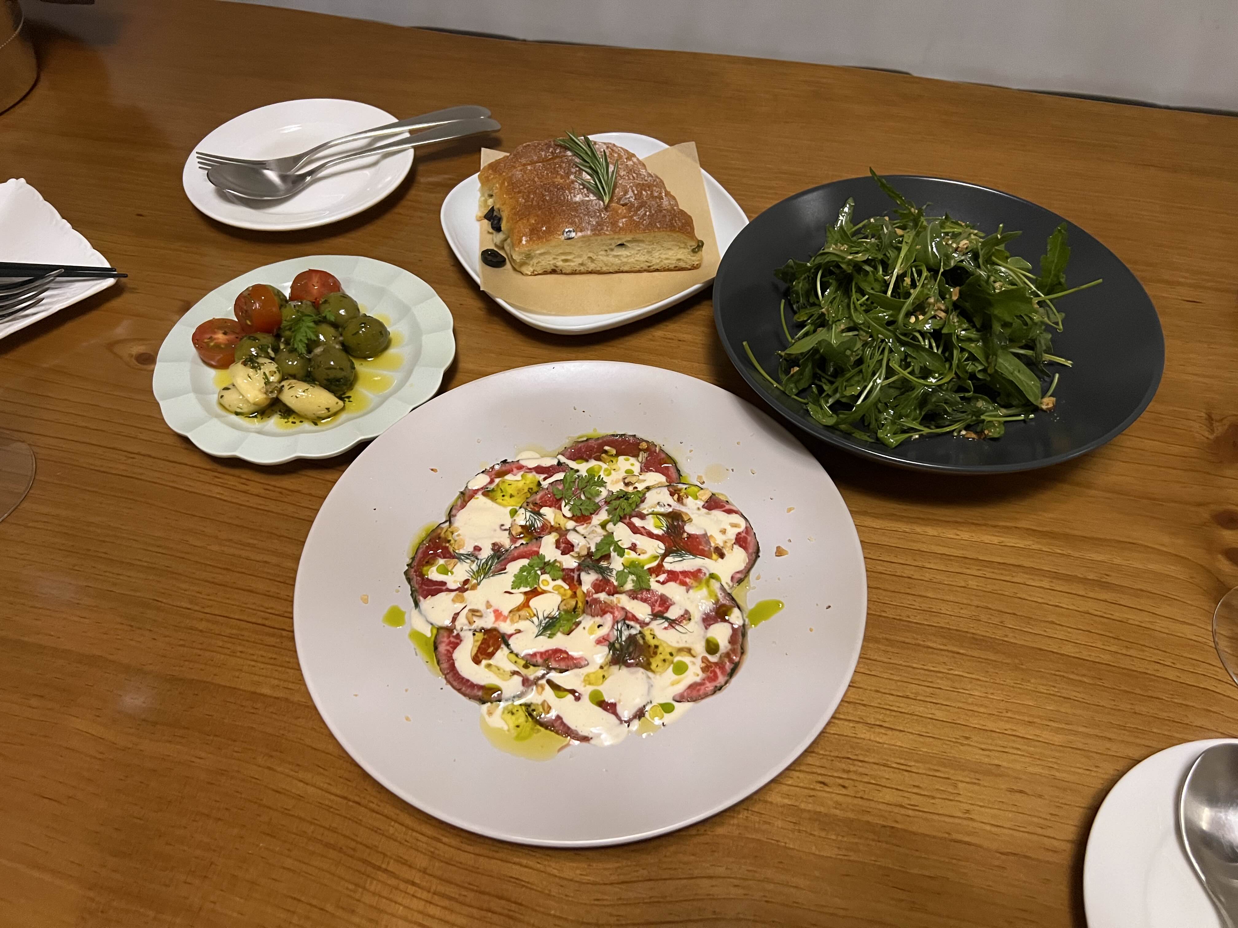 한우안심카르파초, 루꼴라샐러드, 치아바타 빵 이렇게 구성되는데 가격은 25,000원.