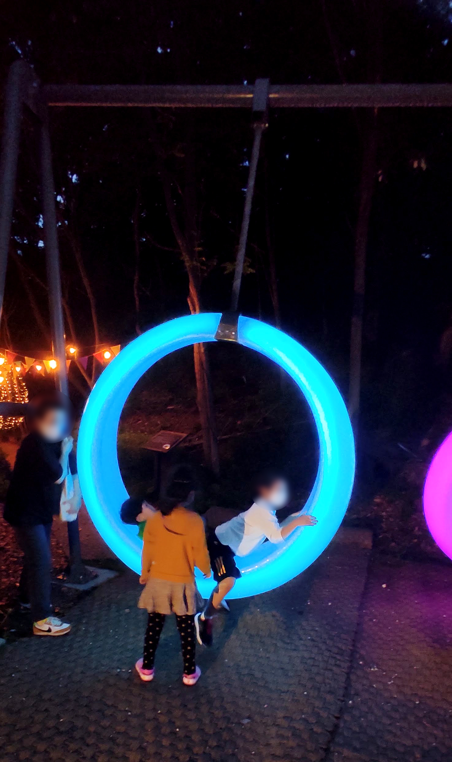 조명색이 계속 바뀌는 달모양 그네