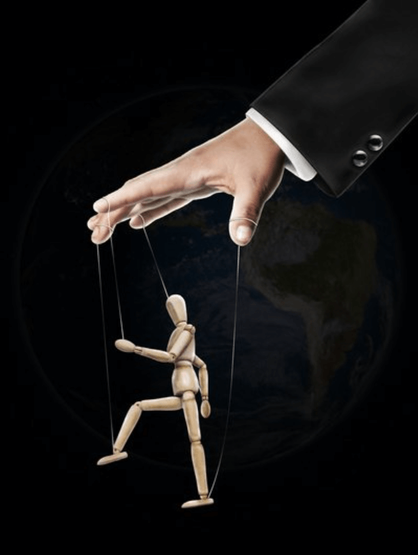 사람의 손에 있는 줄이 목각인형과 연결되어 인형을 조정하는 이미지