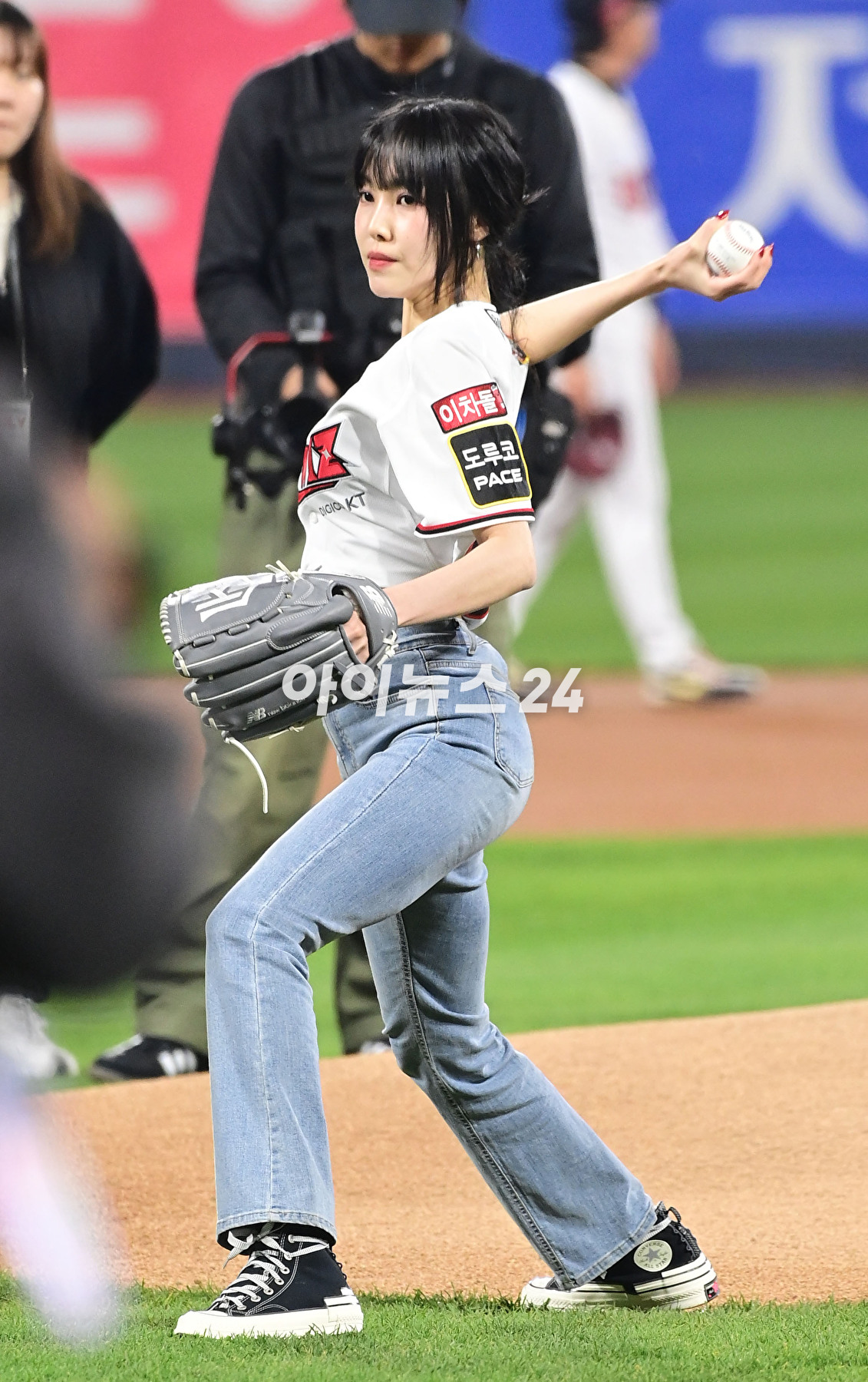 31일 오후 경기도 수원 KT위즈파크에서 '2023 KBO 포스트시즌 플레이오프' 2차전 KT 위즈와 NC 다이노스의 경기가 열렸다. 가수 유주가 시구자로 참석해 공을 던지고 있다. [사진=정소희 기자]